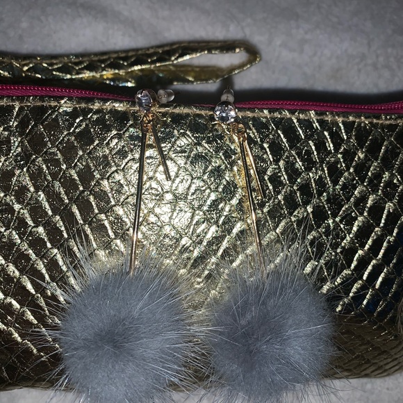 🌏5/25 Green/Gray Fuzzy Earrings - Picture 2 of 4